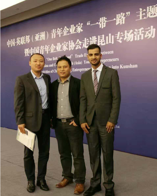 仟億達龐總（左一）與卡薩萊亞有限公司首席執(zhí)行官瑞吉&bull;德哈&bull;約翰（左二）、百德私人有限公司首席執(zhí)行官薩巴斯&bull;薩皮克答（左三）