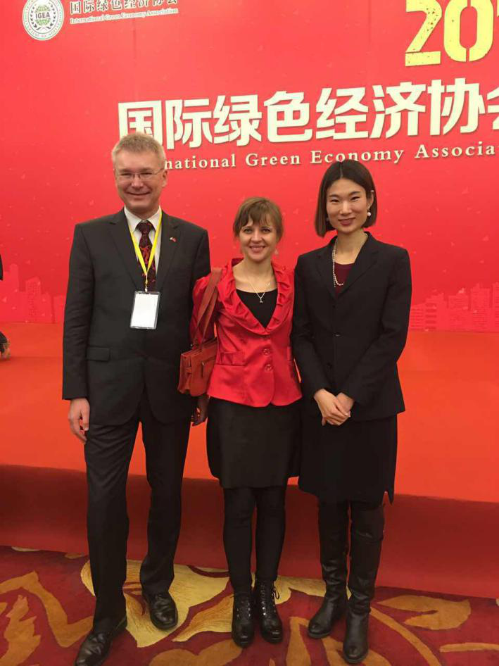  捷斯中合作協(xié)會監(jiān)事會員Rudolf Zachoval（左一）、Sarka Zhang（左二）與 仟億達劉總（右一）合影