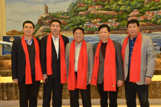 仟億達集團董事長鄭兩斌（左一）、陜西廈門商會會長陳信雄（左二）、與廈門市人原副主任汪興裕（正中）、廈門駐京辦主任王飛（右二）廈門企業(yè)商會會長蔣清林（右一）