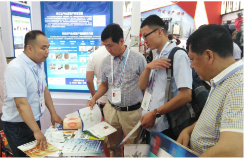 仟億達(dá)集團(tuán)展臺吸引各界人士前來參觀、咨詢