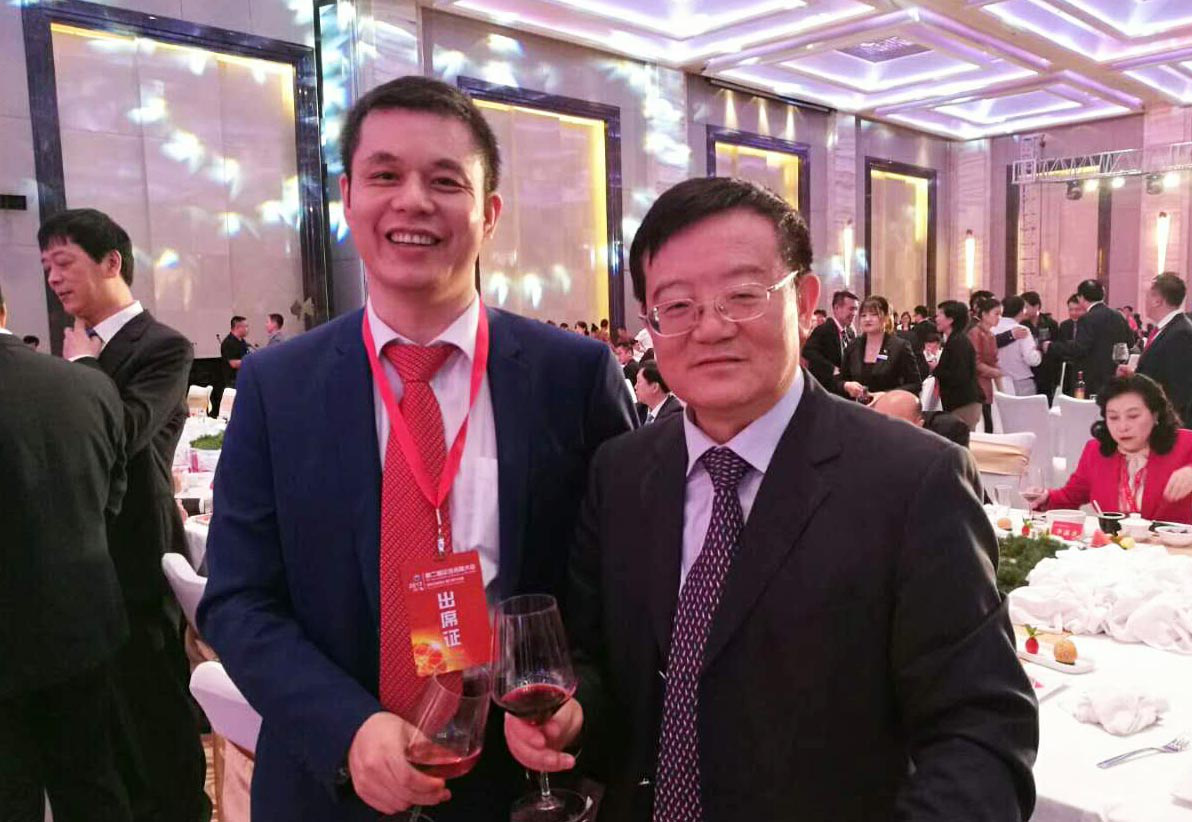 全國工商聯(lián)黨組書記、常務副主席徐樂江（右）與仟億達集團董事長鄭兩斌（左）