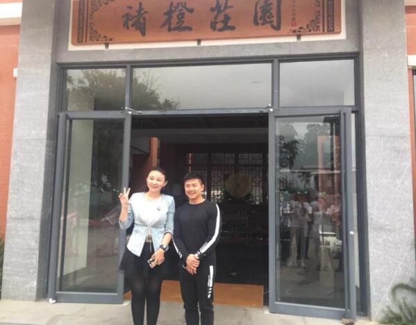 仟億達(dá)集團(tuán)總裁(左)與型動(dòng)體育始人、奧運(yùn)陳一冰(右)